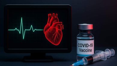 Ιατρικό monitor με καρδιογράφημα και φιαλίδιο εμβολίου COVID-19